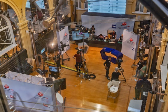 Un'immagine dall'alto del Media Center allestito nel cortile interno di Palazzo Widmann. Sono circa 130 i media accreditati che seguiranno l'andamento dello scrutinio; al termine saranno resi noti i dati provvisori riguardanti l'attribuzione dei mandati per il nuovo Consiglio provinciale dell'Alto Adige. (Foto: ASP/Greta Stuefer)