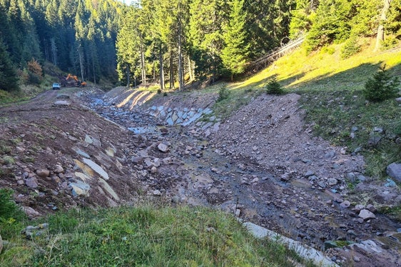 Sul Rio della Madonnina, è stato eseguito il ripristino dei muri di sponda in pietrame ciclopico, sopra la presa d'acqua esistente del comune di Renon, per una lunghezza totale di circa 300 metri. (Foto: ASP/Ufficio Sistemazione bacini montani Nord)