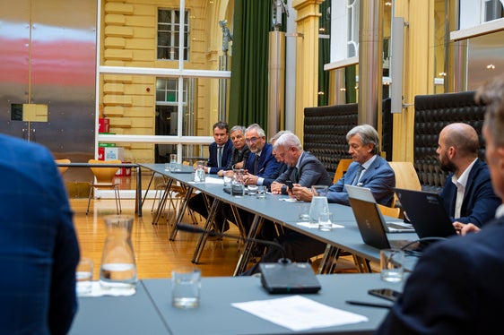 Un momento dell'incontro tra il presidente della Provincia autonoma di Bolzano, il direttore generale Alexander Steiner, il direttore di Dipartimento Ulrich Stofner e i rappresentanti degli istituti di credito altoatesini: in questa foto, in particolare, quelli di Cassa di Risparmio di Bolzano e delle Cassa Raiffeisen. (Foto: ASP/Fabio Brucculeri)