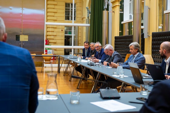 Un momento dell'incontro tra il presidente della Provincia autonoma di Bolzano, il direttore generale Alexander Steiner, il direttore di Dipartimento Ulrich Stofner e i rappresentanti degli istituti di credito altoatesini: in questa foto, in particolare, quelli di Cassa di Risparmio di Bolzano e delle Cassa Raiffeisen. (Foto: ASP/Fabio Brucculeri)