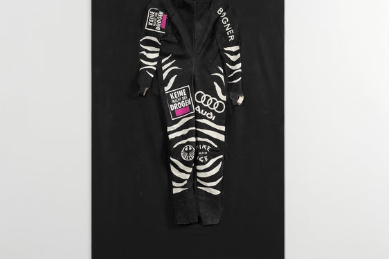 Sven Sachsalber, Skirennanzüge, 2019, Öl und Acryl auf Leinwand, 173 x 101 cm (Foto: Dario Lasagni, 2019 © Ramiken Crucible, New York)