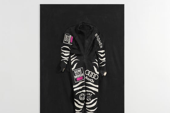 Sven Sachsalber, tuta da sci, 2019, olio e acrilico su tela, 173 x 101 cm (Foto: Dario Lasagni, 2019 © Ramiken Crucible, New York)