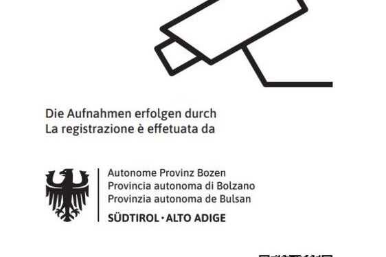 Im Umfeld der Fotofallen informieren Hinweistafeln über Zweck, verantwortliche Organisation und rechtliche Grundlagen der Datenverarbeitung. (Quelle: Landesamt für Wildtiermanagement in der Landesabteilung Forstdiennst)