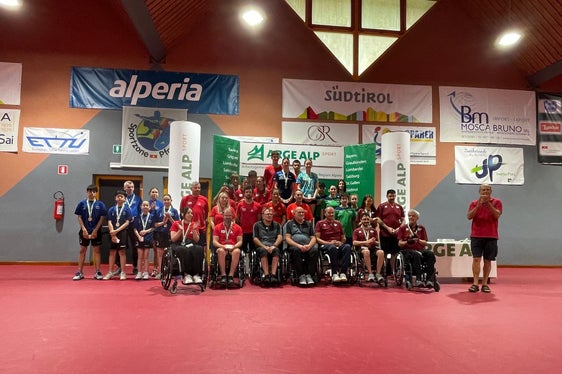 Teilnehmerinnen und Teilnehmr aus Bayern, Salzburg, Tirol, dem Trentino und Südtirol haben sich zwei Tage lang in der Sportzone Pfarrhof am Tischtennis-Turnier beteiligt. (Foto: LPA)