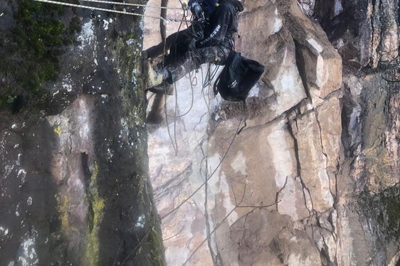 Die Abbruchstelle an der Felswand oberhalb der Industriezone in Auer wurde zügig gesäubert. (Foto: LPA/Landesamt für Geologie und Baustoffprüfung)