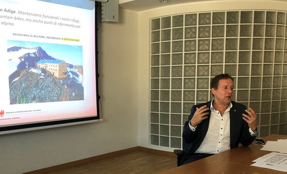 Assessore Bessone: Manteniamo i 26 rifugi provinciali, punti di riferimento per escursionisti e per il soccorso alpino. Sono stati ultimati i rifugi Ponte di Ghiaccio, al Sasso Nero, Petrarca e il Gino Biasi al Bicchiere che sarà inaugurato il 16 agosto. (Foto: ASP/sa)