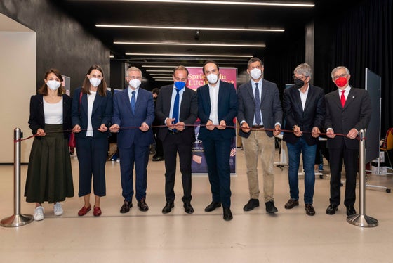 Taglio del nastro per la prima edizione della Fiera delle lingue a Bolzano. Nella foto (da sx): Guendalina Carbonelli, Tatjana Schenke-Olivieri, Il Prefetto Vito Cusumano, gli assessori Giuliano Vettorato, Philipp Achammer e Daniel Alfreider, Federico Giudiceandrea e Michl Ebner (Foto: Vanessa Runggaldier).