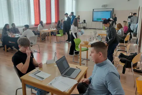 Zum Speed Dating mit einem potentiellen künftigen Arbeitgeber ging es vor Kurzem für die Schülerinnen und Schüler der Bozner Wirtschaftsfachoberschule Battisti. (Foto: LPA)