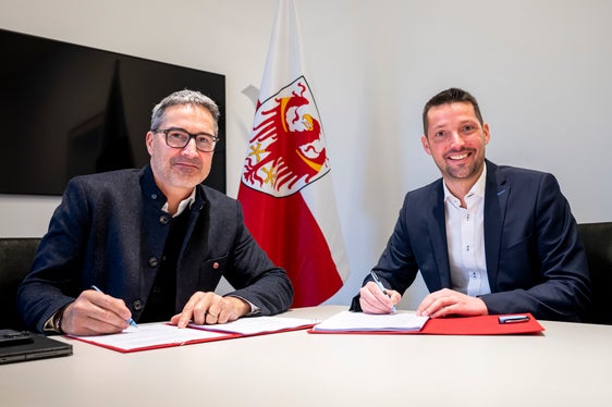 Il 22 dicembre il presidente della Provincia Arno Kompatscher (da sinistra) e il presidente del Consiglio dei Comuni Dominik Oberstaller hanno firmato l'accordo sulla finanza locale per l'anno 2026. (Foto: USP/Fabio Brucculeri)