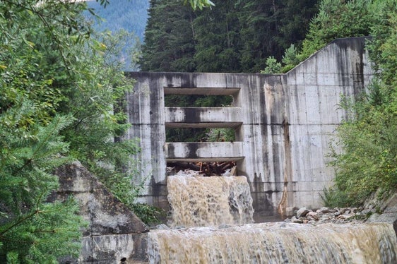 Die Rückhaltesperre im Weißenbach in Mittewald in der Gemeinde Franzensfeste wurde ihrer Schutzfunktion gerecht und konnte das Geschiebematerial auffangen; die Wildbachverbauung hat damit begonnen., Gesteinsmaterial und Wildholz aus dem Rückhaltebecken zu räumen, um für kommende Ereignisse gerüstet zu sein. (Foto: LPA/Landesamt für Wildbach- und Lawinenverbauung Nord in der Agentur für Bevölkerungsschutz)