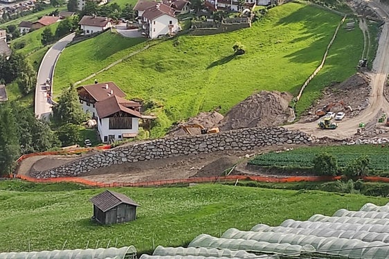 Die Mannschaft der Wildbachverbauung errichtet einen Erddamm von 170 Metern Länge mit circa 10 Metern Gesamthöhe zum Schuz vor der Lawine Eberhöfer. (Foto: Agentur für Bevölkerungsschutz/Landesamt für Wildbach- und Lawinenverbauung West)