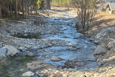 L'Ufficio Sistemazione bacini montani Est dell'Agenzia per la Protezione Civile ha completato i lavori per rivitalizzare il del Rio Casies e rendere il letto del bacino più naturale. (Foto: USP/Ufficio Sistemazione bacini montani est)