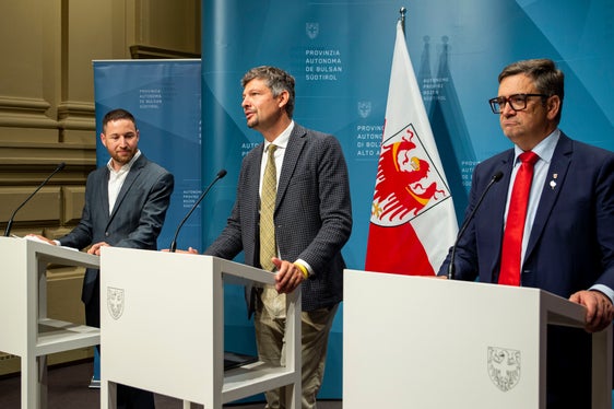 Land und Bezirksgemeinschaften bieten 19 Nightliner-Hauptlinien und 30 Anschlusslinien mit Shuttles an. Dies erklärten der Direktor des Landesamts für Personennahverkehr Mirko Waldner, Mobilitätslandesrat Daniel Alfreider und der Präsident der Bezirksgemeinschaft Pustertal Robert Alexander Steger. (Foto: LPA/Fabio Brucculeri)