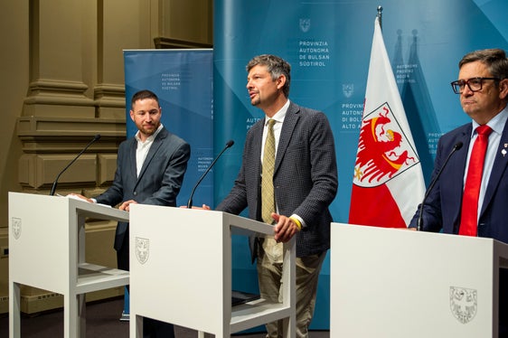 La Provincia e le Comunità comprensoriali offrono 19 linee principali Nightliner e 30 linee di collegamento con shuttle per consentire ai giovani di viaggiare in sicurezza di notte - Lo hanno spiegato il direttore dell'Ufficio provinciale Trasporto persone Mirko Waldner, l'assessore provinciale alla Mobilità Daniel Alfreider e il presidente della Comunità comprensoriale Val Pusteria Robert Alexander Steger (Foto: ASP/Fabio Brucculeri)