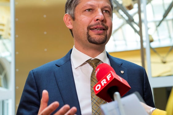 Der ladinische Bildungslandesrat Daniel Alfreider sieht in den kleinen Schulen das Herz des ländlichen Raums. (Foto: LPA/Fabio Brucculeri)