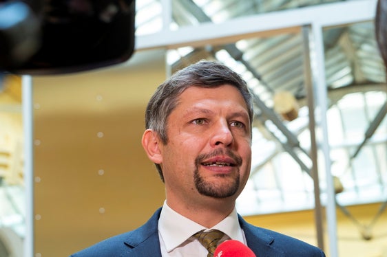 L'assessore alla scuola ladina Daniel Alfreider: Le piccole scuole sono il cuore del territorio, dove è possibile promuovere direttamente le peculiarità e le esigenze della nostra società. (Foto: ASP)