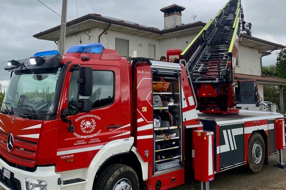 Il personale dei vigili del fuoco volontari di Lana e Caldaro (nella foto) e del Corpo permanente dei Vigili del fuoco di Bolzano stanno lavorando nelle zone del Friuli-Venezia Giulia colpite da grandinate di eccezionale intensità. (Foto: ASP/Vigili del fuoco volontari dell'Alto Adige)