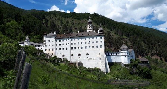 Idealer Ort für die Euregio-Sitzungen und Vorstellung des neuen Euregio-Wetterberichts am 14. Juni: Das Benediktinerstift Marienberg zeichnet seit knapp 170 Jahren Wetterdaten auf. (Foto: Euregio)