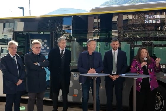 In foto (da sinistra) Herbert Von Leon (presidente Raiffeisenverband), Alberto Naef (direttore generale Banca Popolare), Gerhard Brandstätter (presidente Cassa di Risparmio), Patrick Dejaco (Project manager Sta - Strutture Trasporto Alto Adige SpA), l'assessore provinciale Daniel Alfreider e Astrid Kofler (presidente Sasa). (Foto: USP/Bruno Benedetto)