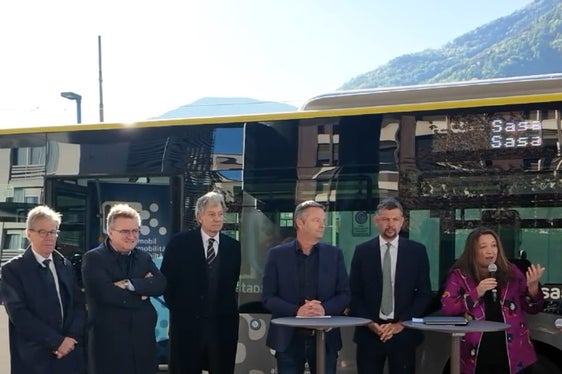 In foto (da sinistra) Herbert Von Leon (presidente Raiffeisenverband), Alberto Naef (direttore generale Banca Popolare), Gerhard Brandstätter (presidente Cassa di Risparmio), Patrick Dejaco (Project manager Sta - Strutture Trasporto Alto Adige SpA), l'assessore provinciale Daniel Alfreider e Astrid Kofler (presidente Sasa). (Foto: USP/Bruno Benedetto)