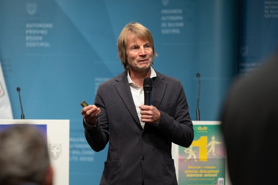 La campagna di prevenzione dell'alcol si sta sviluppando verso un futuro positivo, il consumo giornaliero tra uomini e donne è in calo, il 35% della popolazione totale in Alto Adige è astemia o quasi: il direttore del Forum Prevenzione Peter Koler alla presentazione (Foto: USP/Greta Stuefer)