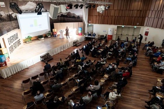 Prima sëira dl tour de strategia de sustenibltà per Südtirol inier a Urtijëi. (Foto: ASP/Tiberio Sorvillo)