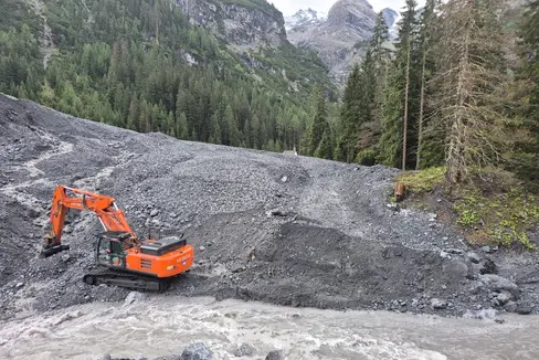 Dopo la colata detritica verificatasi il 21 agosto nel Rio di Plaies e nel Rio Vedretta del Circo a Trafoi, la squadra di intervento sta ripulendo il torrente per ripristinarne il libero scorrimento. (Foto: USP/Ufficio Sistemazione bacini montani ovest dell'Agenzia per la Protezione civile)