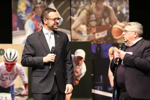 Storie di campioni altoatesini. Solo per Sport 25 prosegue il tour itinerante inaugurando la tappa al Centro per la Cultura di Merano. Nella foto il vicepresidente Marco Galateo (a sinistra) e l'ideatore dell'iniziativa, il giornalista bolzanino Daniele Magagnin, durante l'inaugurazione dell'evento tenutasi nei giorni scorsi al Teatro Cristallo di Bolzano. (Foto: USP)