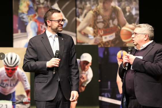 Storie di campioni altoatesini. Solo per Sport 25 prosegue il tour itinerante inaugurando la tappa al Centro per la Cultura di Merano. Nella foto il vicepresidente Marco Galateo (a sinistra) e l'ideatore dell'iniziativa, il giornalista bolzanino Daniele Magagnin, durante l'inaugurazione dell'evento tenutasi nei giorni scorsi al Teatro Cristallo di Bolzano. (Foto: USP)