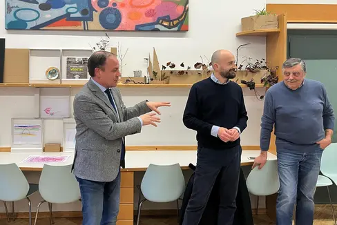 Uno spazio a disposizione di bambine e bambini dai 3 ai 6 anni dedicato a percorsi e laboratori. Al Centro Vintola 18 è stato inaugurato un atelier creativo. Nella foto (da sinistra) l'assessore Vettorato, il direttore dell’Ufficio politiche giovanili del Dipartimento cultura italiana, Claudio Andolfo, e Luciano Altieri, presidente dell'Associazione Vintola 18 (Foto: ASP)