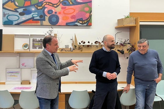 Uno spazio a disposizione di bambine e bambini dai 3 ai 6 anni dedicato a percorsi e laboratori. Al Centro Vintola 18 è stato inaugurato un atelier creativo. Nella foto (da sinistra) l'assessore Vettorato, il direttore dell’Ufficio politiche giovanili del Dipartimento cultura italiana, Claudio Andolfo, e Luciano Altieri, presidente dell'Associazione Vintola 18 (Foto: ASP)