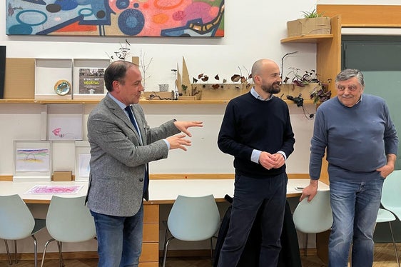 Uno spazio a disposizione di bambine e bambini dai 3 ai 6 anni dedicato a percorsi e laboratori. Al Centro Vintola 18 è stato inaugurato un atelier creativo. Nella foto (da sinistra) l'assessore Vettorato, il direttore dell’Ufficio politiche giovanili del Dipartimento cultura italiana, Claudio Andolfo, e Luciano Altieri, presidente dell'Associazione Vintola 18 (Foto: ASP)