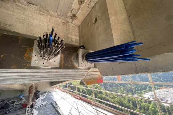 Am Samstag wurden die Arbeiten unterhalb der Brücke mit dem Spannen der Kabel fortgesetzt, begleitet von einer kontinuierlichen Überwachung durch Sensoren. Diese Phase war entscheidend: nach positiver Bewertung der Messergebnisse und der technischen Freigabe konnten die Einschränkung auch für den Schwerverkehr aufgehoben werden. (Foto: LPA/Gnews)