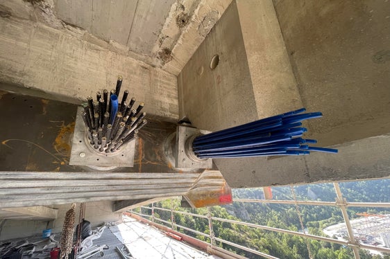 Am Samstag wurden die Arbeiten unterhalb der Brücke mit dem Spannen der Kabel fortgesetzt, begleitet von einer kontinuierlichen Überwachung durch Sensoren. Diese Phase war entscheidend: nach positiver Bewertung der Messergebnisse und der technischen Freigabe konnten die Einschränkung auch für den Schwerverkehr aufgehoben werden. (Foto: LPA/Gnews)