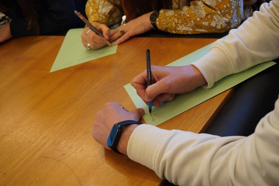 Frühe Hilfen ist ein präventives Unterstützungsangebot, bei dem Fachkräfte der Sozialdienste und dem Gesundheitsbereich Familien in belastenden Lebenslagen in Schwangerschaft und in den ersten Lebensjahren des Kindes zur Seite stehen. Beim Netzwerktreffen haben sich die Teams über unterschiedliche Herausforderungen ausgetauscht. (Foto: LPA/Alessia Rattin)