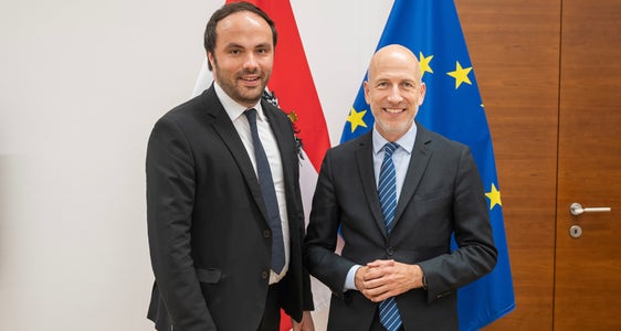 L'assessore provinciale altoatesino Achammer (a sinistra) e il ministro austriaco dell'Economia e del Lavoro Kocher si sono espressi a favore di un mercato del lavoro più flessibile, internazionale, digitale ed ecologico. (Foto: Enzo Holey)