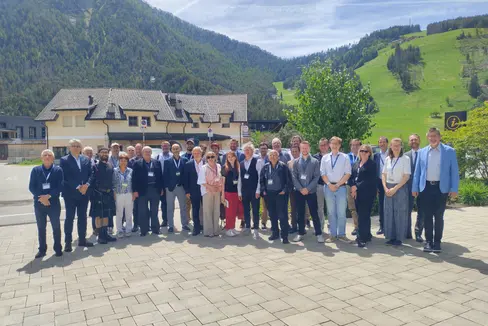 Per la prima volta, San Vigilio di Marebbe ha ospitato la conferenza annuale del gruppo di lavoro Non-Kin-State dell’Unione Federale delle Nazionalità Europee (FUEN). Il tema centrale è stato l’uso delle lingue regionali in occasione di grandi eventi sportivi, culturali e sociali. (Foto: USP/Direzione Istruzione, Formazione e Cultura ladina)