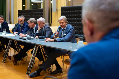 Bei einem Treffen mit den Südtiroler Banken hat sich der Landeshauptmann für Maßnahmen zur Entlastung von Familien und Unternehmen ausgesprochen und die Unterstützung des Landes zugesagt. (Foto: LPA/Brucculeri)