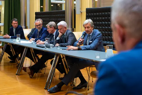 Bei einem Treffen mit den Südtiroler Banken hat sich der Landeshauptmann für Maßnahmen zur Entlastung von Familien und Unternehmen ausgesprochen und die Unterstützung des Landes zugesagt. (Foto: LPA/Brucculeri)