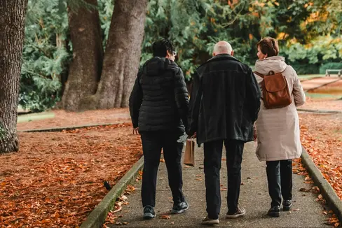 Regelmäßige Bewegung und soziale Kontakte tragen dazu bei, Gesundheit, Wohlbefinden und Selbstständigkeit im Alter zu erhalten, darauf weist das Gesundheitsressort des Landes hin. (Foto: Unsplash. Das Foto darf nur in Zusammenhang mit dieser Pressemitteilung verwendet werden)