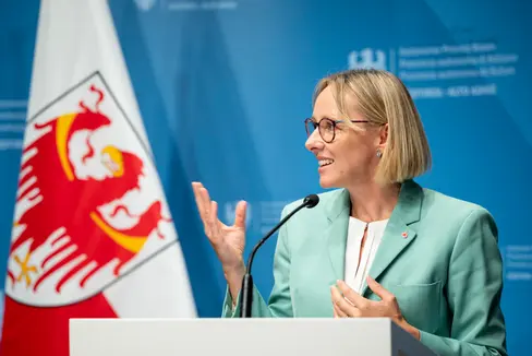 Jetzt ist der Weg für die nächsten Schritte frei, um den Mitarbeitenden eine spürbare und dauerhafte Inflationsanpassung der Gehälter auszuzahlen, sagte Personallandesrätin Magdalena Amhof bei der Pressekonferenz der Landesregierungsssitzung. (Foto: Fabio Brucculeri)