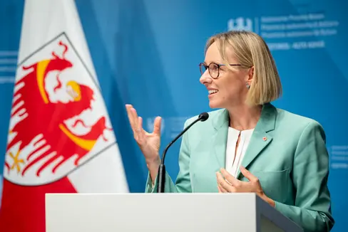 Via libera ai prossimi passi per pagare ai dipendenti un sensibile e strutturale adeguamento all'inflazione dei loro stipendi, ha dichiarato Magdalena Amhof, assessora provinciale al Personale, durante la conferenza stampa in seguito alla seduta della Giunta provinciale. (Foto: USP/Fabio Brucculeri)