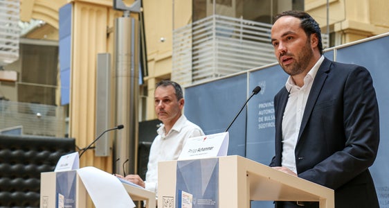 Vorstellung des Arbeitsmarktberichtes für den Zeitraum November 2022 bis April 2023 mit Landesrat Philipp Achammer (r.) und Abteilungsdirektor Stefan Luther (l.): Südtirols Arbeitsmarkt verzeichnet eine positive Grundentwicklung: Abhängig Beschäftigte nehmen leicht zu, aber differenziert nach Wirtschaftssektoren, Betriebsgröße und Arbeitnehmergruppen. (Foto: LPA/Ingrid Silginer)