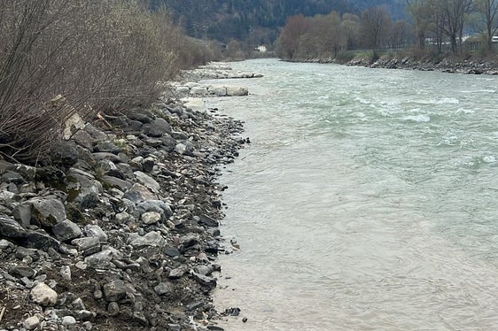 Die Wildbacharbeiter haben auf der orographisch linken Seite des Eisacks im Gemeindegebiet Brixen 13 Steinbuhnen aus Zyklopen ohne Beton errichtet; links im Bildhintergrund einige davon. (Foto: Landesamt für Wildbach- und Lawinenverbauung Nord)