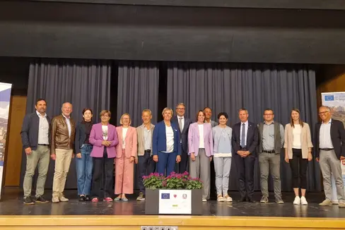 Bei einer Veranstaltung im Sarner Bürgerhaus haben Vertreterinnen und Vertreter des Landes, der LEADER-Gebiete und lokaler Aktionsgruppen am 24. September Bilanz über die bisher erzielten Ergebnisse der vergangenen Förderperiode 2014-2022 sowie der laufenden Förderperiode 2023- 2027 gezogen und Perspektiven für die künftige Entwicklung ländlicher Räume aufgezeigt. (Foto: LPA/Katharina Trocker)