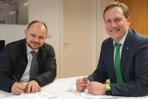 L'assessore provinciale Massimo Bessone insieme al direttore della Ripartizione amministrazione patrimonio, Daniel Bedin, hanno presentato alla Giunta il programma annuale 2023 delle alienazioni, elaborato dall'Ufficio beni patrimoniali (Foto: ASP)