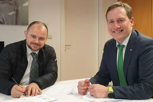 L'assessore provinciale Massimo Bessone insieme al direttore della Ripartizione amministrazione patrimonio, Daniel Bedin, hanno presentato alla Giunta il programma annuale 2023 delle alienazioni, elaborato dall'Ufficio beni patrimoniali (Foto: ASP)