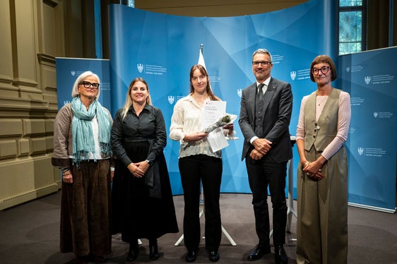 Nadia Mazzardis (Vizepräsidentin des Landesbeirats für Chancengleichheit für Frauen, im Bild von links), Präsidentin Ulrike Oberhammer, die Erstplatzierte Sofia Moaratti, Landeshauptmann Arno Kompatscher und Moderatorin Heidi Hintner. (Foto: LPA/Fabio Brucculeri)