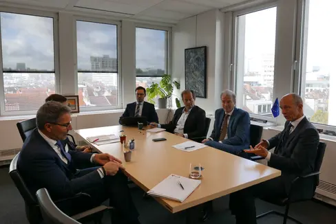 Verhandlungen statt Gerichtsstreit - dafür hat sich Landeshauptmann Kompatscher heute bei einem Treffen mit Spitzenvertretern der Generaldirektion für Mobilität und Transport der EU-Kommission ausgesprochen, im Bild (v.l.) Giacomo Migliore und Thomas Kaufmann, beide Policy Officer der Generaldirektion Mobilität und Verkehr (DG MOVE), Kristian Schmidt, Direktor Land Transport, Herald Rujiters, stellvertretender Generaldirektor DG MOVE und Direktor Investment, innovativer und nachhaltiger Transport (Foto: LPA/Dominik Holzer)