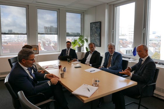 Verhandlungen statt Gerichtsstreit - dafür hat sich Landeshauptmann Kompatscher heute bei einem Treffen mit Spitzenvertretern der Generaldirektion für Mobilität und Transport der EU-Kommission ausgesprochen, im Bild (v.l.) Giacomo Migliore und Thomas Kaufmann, beide Policy Officer der Generaldirektion Mobilität und Verkehr (DG MOVE), Kristian Schmidt, Direktor Land Transport, Herald Rujiters, stellvertretender Generaldirektor DG MOVE und Direktor Investment, innovativer und nachhaltiger Transport (Foto: LPA/Dominik Holzer)